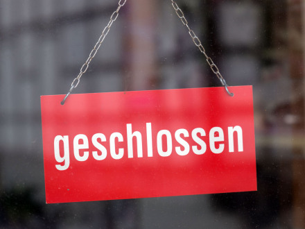 Foto von einem Schild. Auf dem Schild steht: geschlossen.