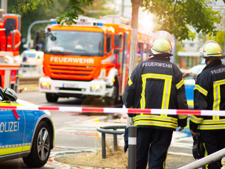 Foto von Polizei und Feuerwehr bei einem Einsatz.
