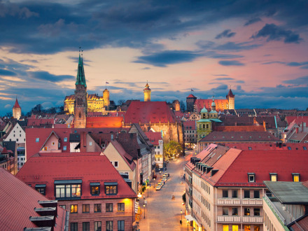 Foto von der Nürnberger Alt·stadt in der Abend·dämmerung.