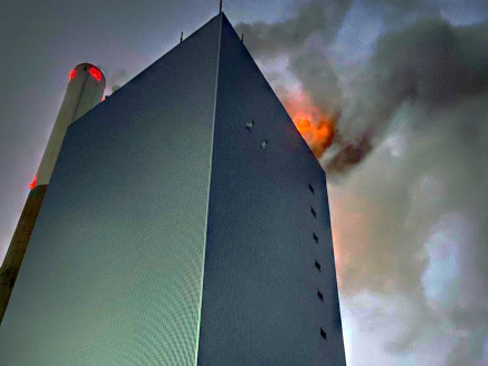 Foto von einem brennenden Dach.