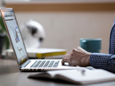 Bild © pixabay Foto: Eine Person sitzt an einem Laptop am Schreib·tisch., Bild © pixabay