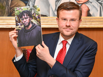 Das Bild zeigt den Ober·bürgermeister Marcus König mit einem Foto von Malcolm Bidali.