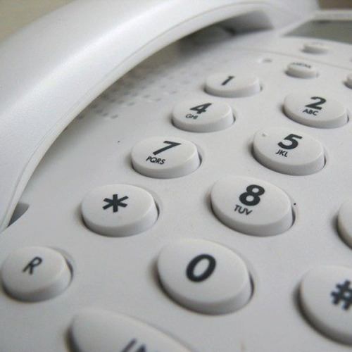 Nahaufnahme der Tastatur eines weißen Festnetztelefons. © Bild: Pixabay