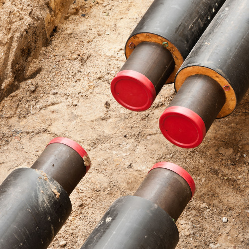 Neue Fernwärmerohre in einer Baugrube bereit zur Montage © fefufoto/55220022 / Adobestock