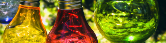 Lichterkette in einem sommerlichen Garten