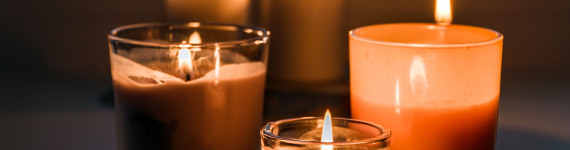 Brennende Kerzen in der Dunkelheit.