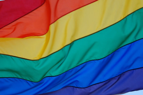 Foto von einer Regen·bogen·fahne. Die Regen·bogen·fahne ist das Symbol für die Gleich·berechtigung von LGBT.