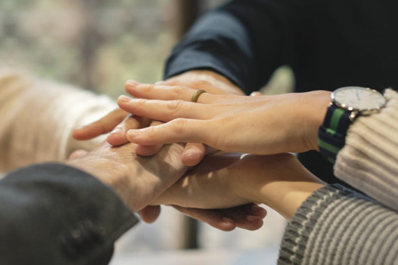 Übereinandergelegte Hände.