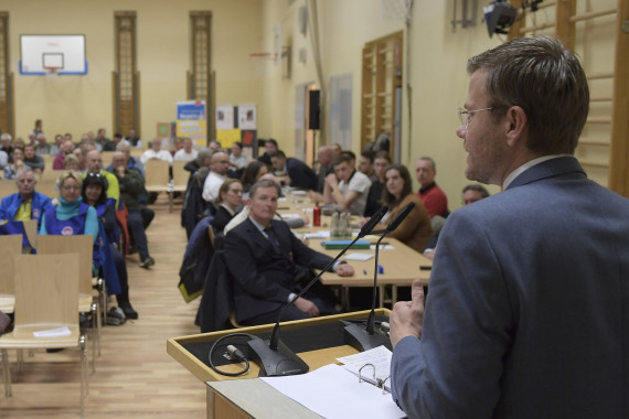 Foto vom Ober·bürgermeister Marcus König bei einer Bürger·versammlung.