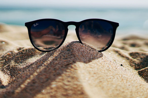 Sonnenbrille am Strand