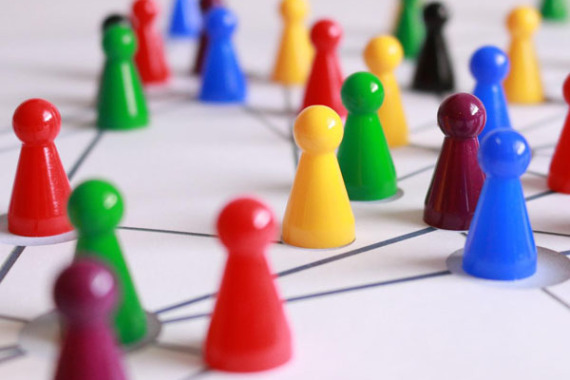 Bunte Holzfiguren auf weißem Grund