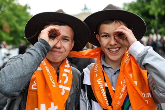 Zwei Pfadfinder mit Schals beim Kirchentag in Berlin 2017