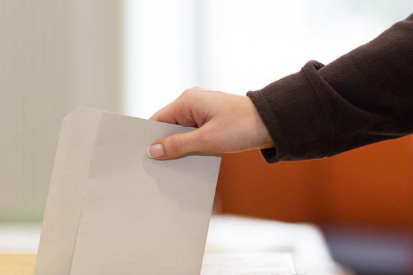 Stimmzettel in Wahlurne