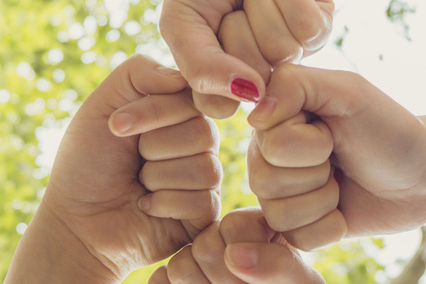Vier Frauen schwören sich ein