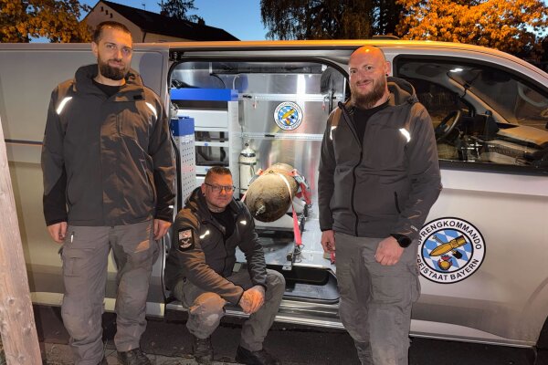 Die Sprengmeister Fabian Höll, Sebastian Kraatz und Claudio Linschun (v.l.n.r.) stehen vor einem Transporter, in dem die entschärfte Fliegerbombe aus dem Zweiten Weltkrieg liegt.