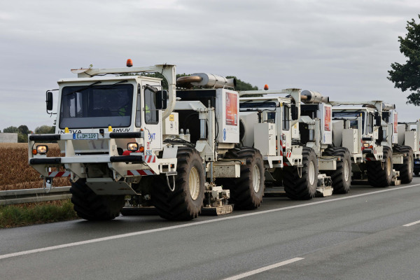 Zu sehen sind Vibro-Trucks, die bei der Erkundung von Erdwärme in Franken zum Einsatz kommen.