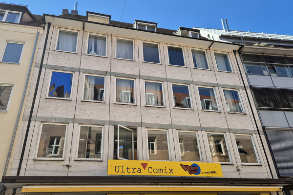 Das Geschäftshaus aus den 1950er-Jahren in der Vorderen Sterngasse wurde 2026 neu in die Denkmalliste der Stadt Nürnberg aufgenommen.