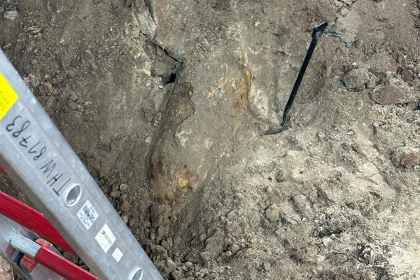 Fund einer Fliegerbombe am 14. November 2025: Der Blindgänger am Fundort.