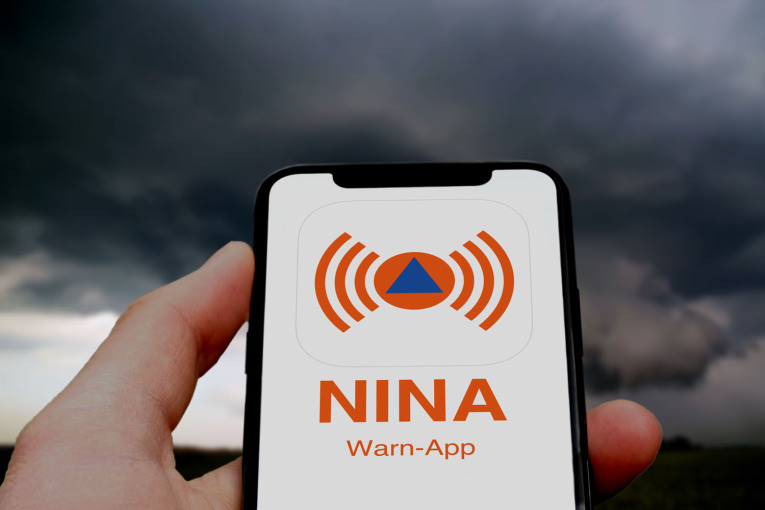Logo der NINA Warn-App wird auf einem Smartphone angezeigt.
