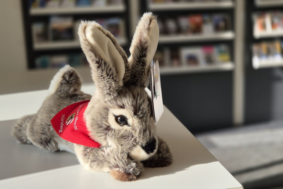 Der fair produzierte Kuschelhase „Albrecht“.