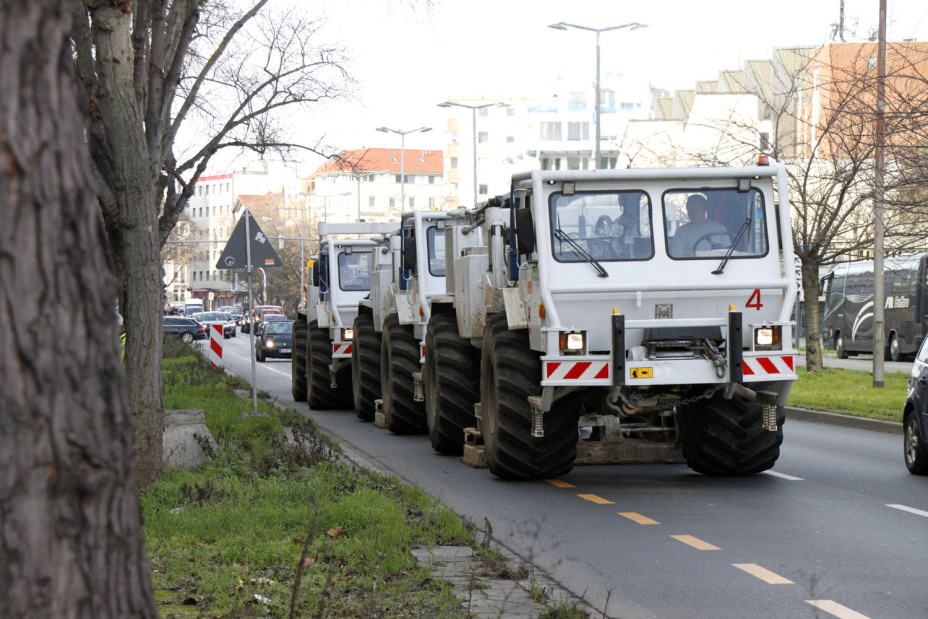 Erdwärme: Seismik-Messung mit Vibotrucks.