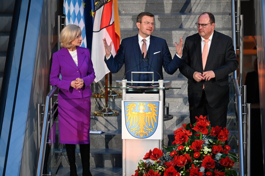 Marcus König (mitte), Julia Lehner und Christian Vogel (rechts) beim Neujahrsempfang 2026 der Stadt Nürnberg.