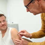 Oberbürgermeister Marcus König lässt sich gegen Grippe impfen.