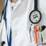 Arzt mit Stethoskop und Kugelschreibern in der Brusttasche