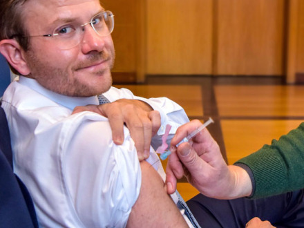 Foto vom Ober·bürgermeister Marcus König bei der Impfung gegen Grippe.