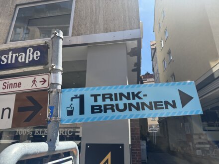 Foto: Ein neues Schild für die Trink·brunnen in Nürnberg., Bild © Tobias Klink / Stadt Nürnberg