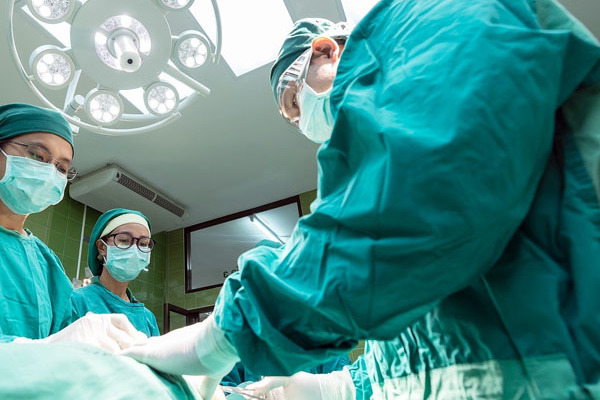 Ärzte bei einer Operation in einem Krankenhaus.