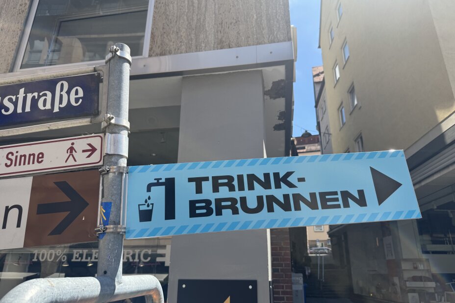 Trinkbrunnen-Schild in Nürnberg: Das Schild weist den Weg zum nächstgelegenen Trinkbrunnen.