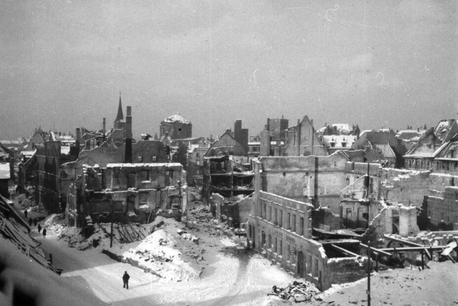 Bild © Hochbauamt / StadtAN/A39_II_4465_S Westseite des Kornmarkts am 2. Januar 1945, Bild © Hochbauamt / StadtAN/A39_II_4465_S