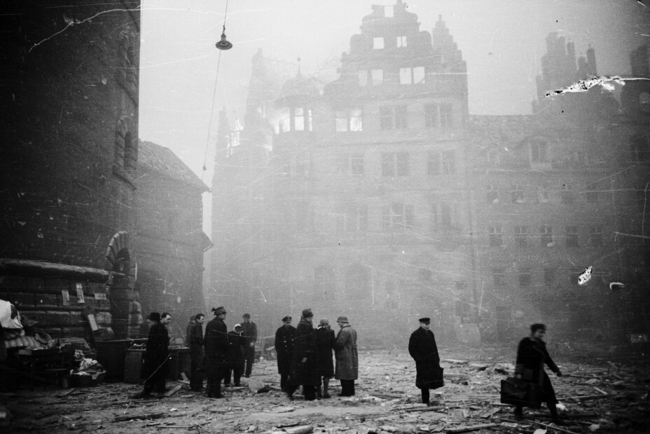 Bild © Fotograf Hermann Weber / StdtAN/A57 L 018 38a Luftangriff auf Nürnberg - Blick in die Königstraße, Bild © Fotograf Hermann Weber / StdtAN/A57 L 018 38a