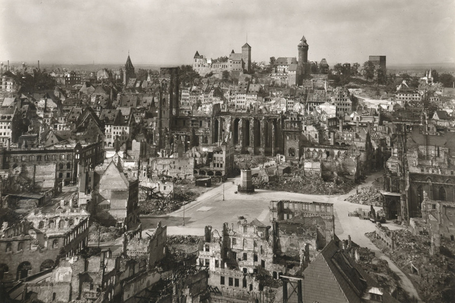 Bild © Hochbauamt / StadtAN/A38_L_101_6 1945: Blick über die Nürnberger Altstadt von der Lorenzkirche über den Hauptmarkt zur Kaiserburg, Bild © Hochbauamt / StadtAN/A38_L_101_6