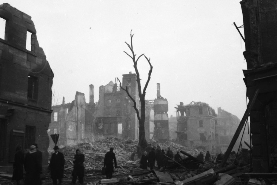 Bild © Hochbauamt / StadtAN/A39 II 4835 S Luftangriff auf Nürnberg - Blick auf die Wiesenstraße, Bild © Hochbauamt / StadtAN/A39 II 4835 S