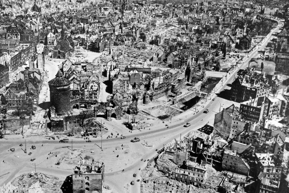 Bild © US-Signal Corps / StadtAN/A41 Repro 196 041 Spittlertor und St. Jakob vom Plärrer aus, Bild © US-Signal Corps / StadtAN/A41 Repro 196 041