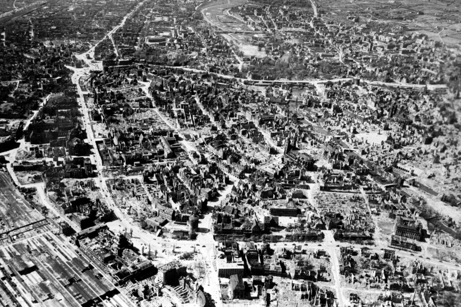 Bild © US-Signal Corps / StadtAN/A41 Repro 196 032 Luftangriffe auf Nürnberg - Blick auf südliche Altstadt bis Spittlertor, Bild © US-Signal Corps / StadtAN/A41 Repro 196 032