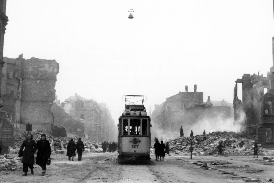 Bild © Hochbauamt / StadtAN/A39 II 4838 S Luftangriff auf Nürnberg - Blick auf Wölckernstraße, Bild © Hochbauamt / StadtAN/A39 II 4838 S