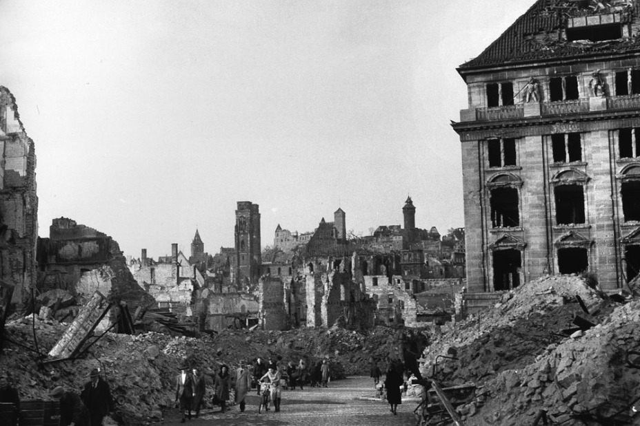 Bild © Hochbauamt / StadtAN/A39 III Fi K 54 Luftangriff auf Nürnberg - Blick auf Königstraße, Bild © Hochbauamt / StadtAN/A39 III Fi K 54