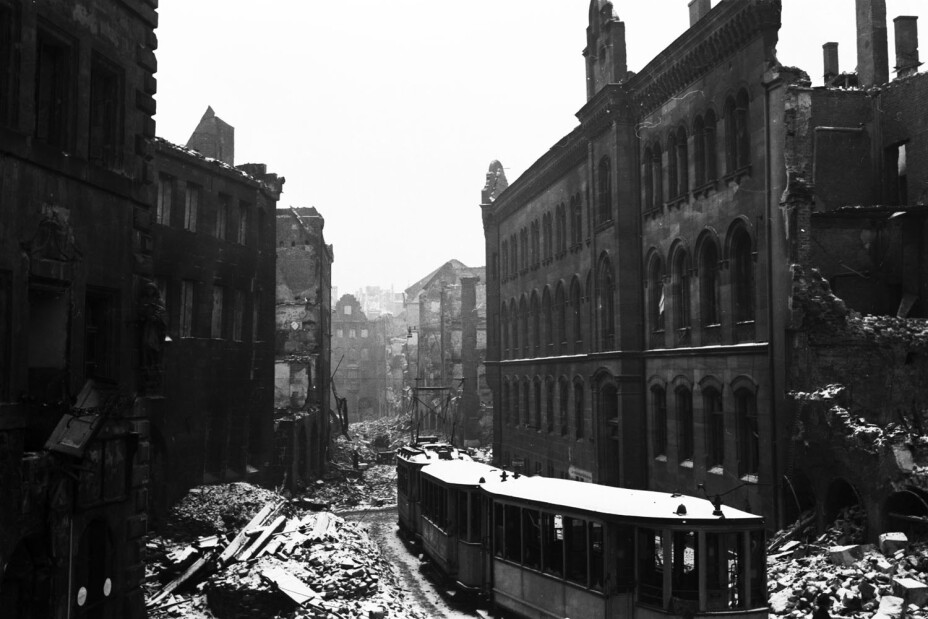 Bild © Hochbauamt / StadtAN/A39 II 4651 S Luftangriff auf Nürnberg - Blick auf Winklerstraße, Bild © Hochbauamt / StadtAN/A39 II 4651 S