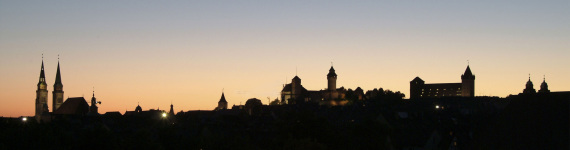 Nächtliche Stadtansicht im Sommer.