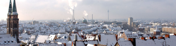 Blick über das verschneite Nürnberg.
