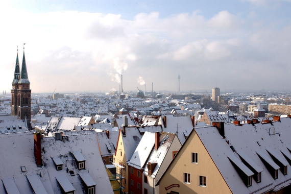 Blick über das verschneite Nürnberg.