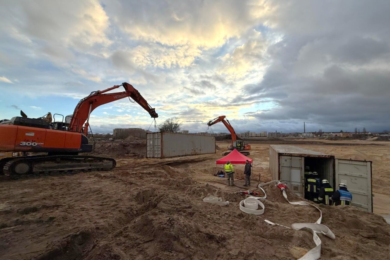 Die Einsatzkräfte bauen einen Schutzwall aus Containern um die Fundstelle der Fliegerbombe., Bild © Feuerwehr Nürnberg