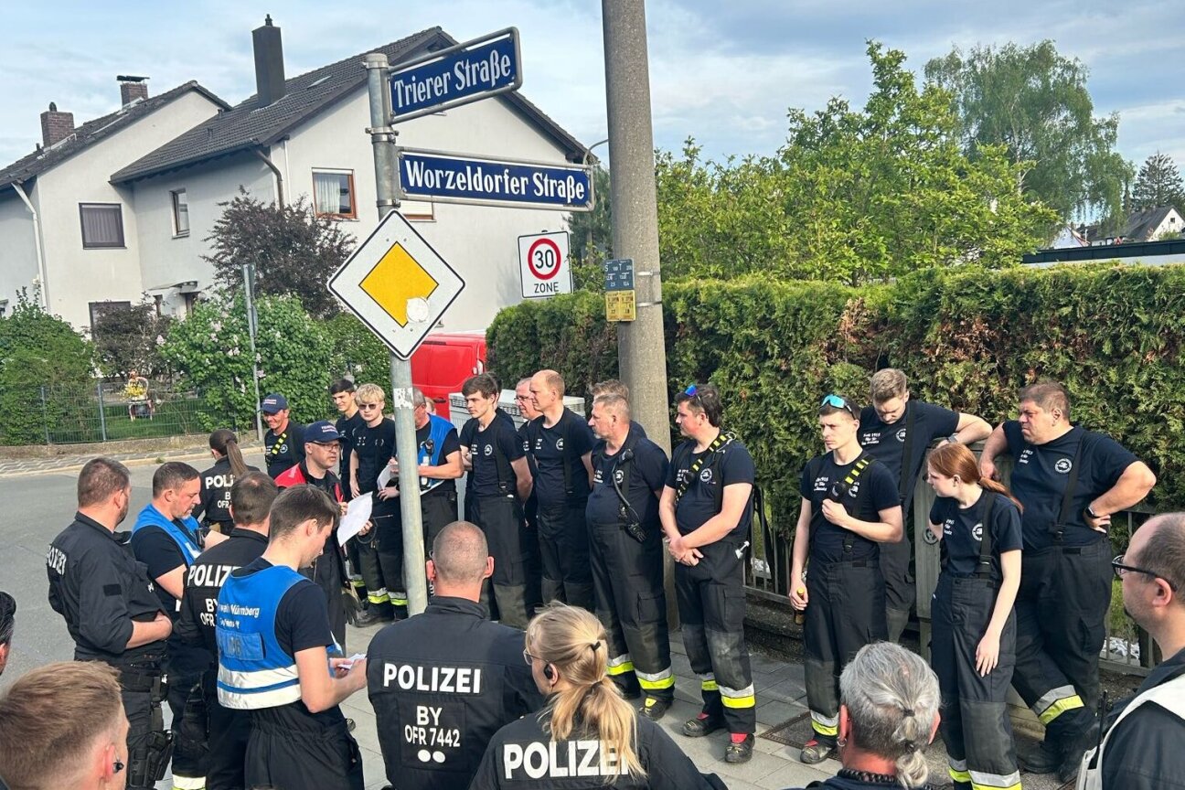 Fund einer Fliegerbombe am 4. Mai 2026: Lageeinweisung für die Evakuierungseinheiten.