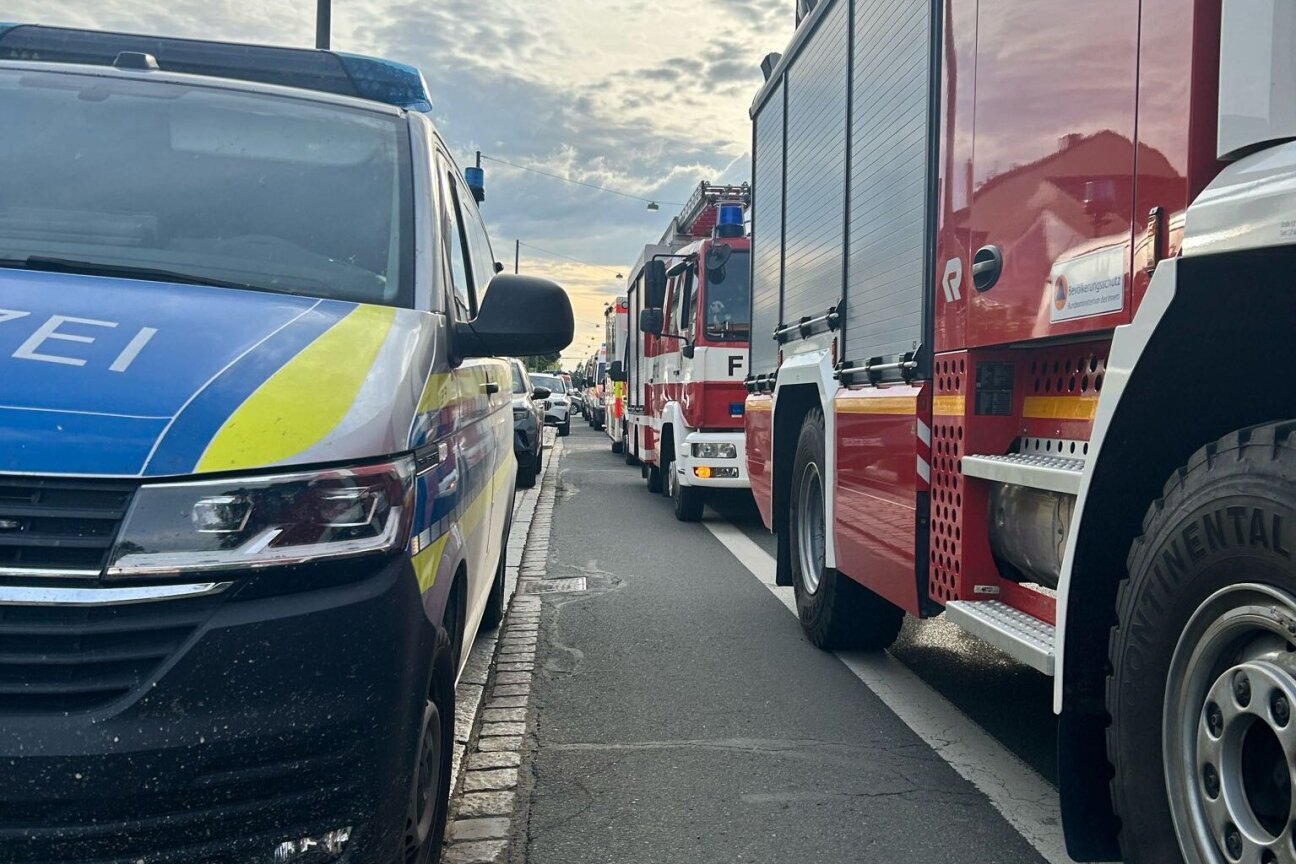 Fund einer Fliegerbombe am 4. Mai 2026: Fahrzeuge der Einsatzkräfte von Polizei, Feuerwehr und Rettungsdiensten.