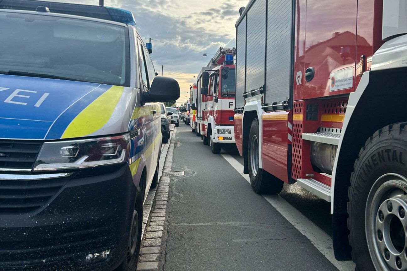 Fund einer Fliegerbombe am 4. Mai 2026: Fahrzeuge der Einsatzkräfte von Polizei und Feuerwehr.