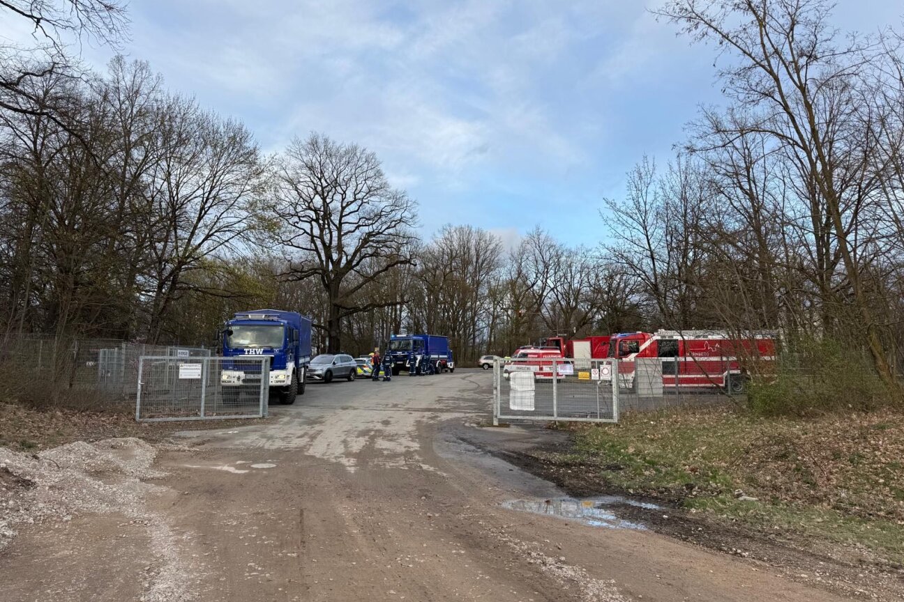 Die Einsatzkräfte vor Ort beim Fliegerbombenfund an der Münchener Straße am 25. März 2026., Bild © Feuerwehr Nürnberg