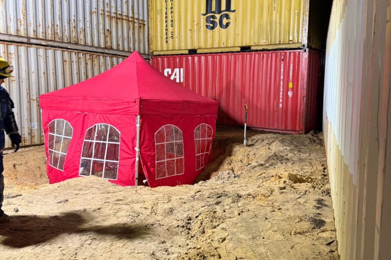 Der Schutzwall um die Fundstelle der Fliegerbombe an der Münchener Straße am 25. März 2026.